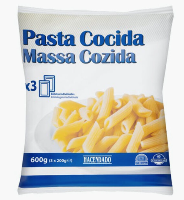 Ensalada de lechuga y tomate de colores con agujas en conserva y bolsita de macarrones.